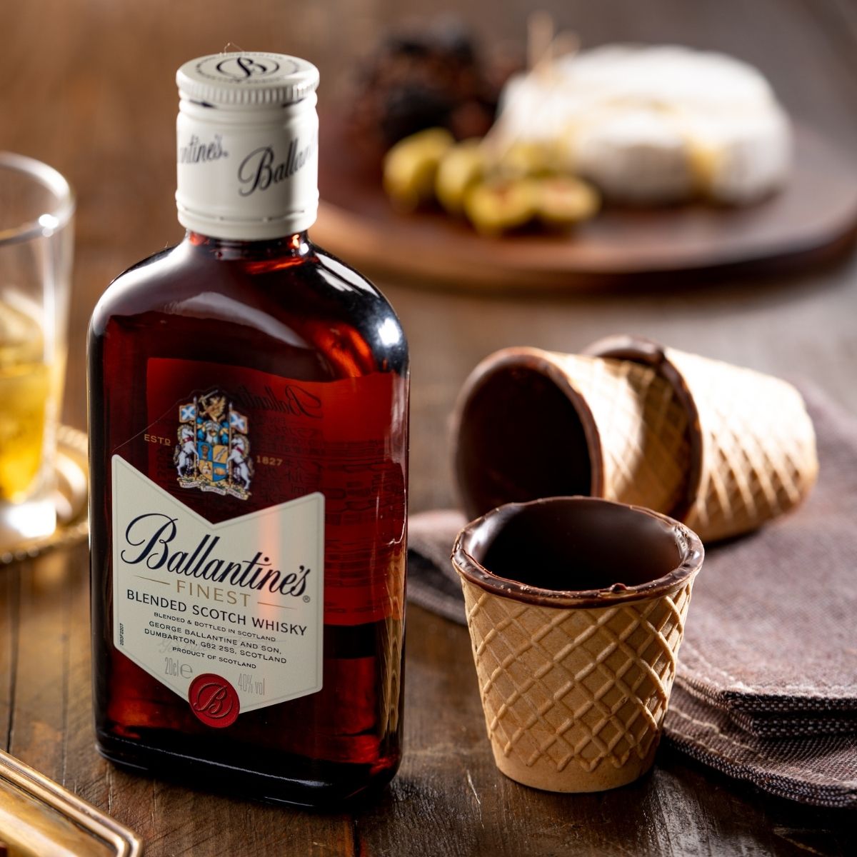 父の日 お酒とスイーツ ウィスキー チョコ 送料無料 格安SALEスタート 最新 ギフト包装 イタリア製 チョコレートカップ1箱12個 2022 ファイネスト プレゼント ウィスキー200ml バランタイン おしゃれ ギフト