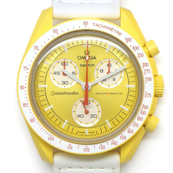 スウォッチ&times;オメガ Swatch&times;OMEGA 腕時計 ムーンスウォッチ ミッション トゥ ザ サン SO33J100 スピードマスター ゴールド文字盤 イエロー バイオセラミック ホワイト ベルクロストラップ クオーツアナログ 【箱・保付き】 【中古】｜ジェイビーワークス　店