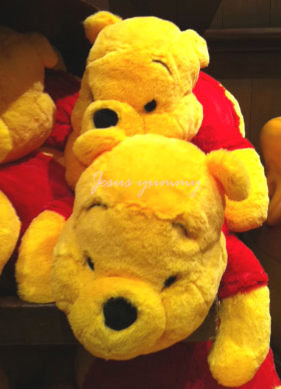 東京ディズニーリゾート限定 くまのプーさん Pooh ぬいぐるみ 抱き枕 枕 まくら 特大 サイズ プレゼント包装不可 Schwimmbad Delphine De