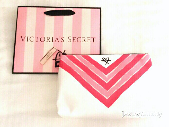 ☆Victoria's secret最新ストライプトート＆ピンクポーチセット Victoria's Secret - ヴィクトリアシークレット ポーチ 2点