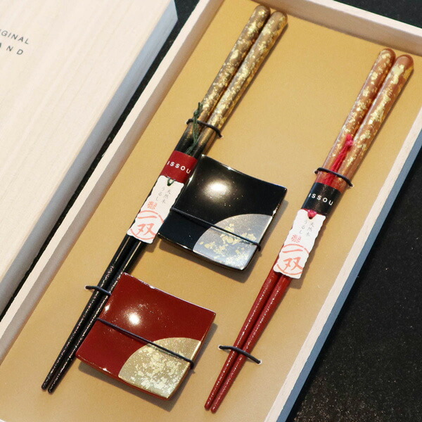 金箔 蒔絵 若狭塗 夫婦箸 ペア箸 瑞雲 箸置 箔ちらし 漆 すべり止め付き 一双 お箸 箸 おしゃれ かわいい セット ペア 結婚祝い 金婚式 結婚記念日 贈り物 還暦祝い 誕生日 プレゼント オシャレ 木製 天然木 日本製 めおと箸 新生活 御祝 両親