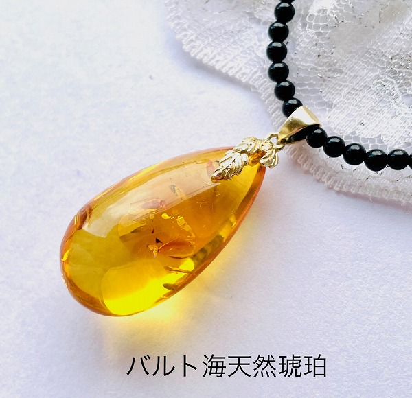 琥珀とレザーのネックレス　ビンテージ！ アンバー 琥珀 ペンダント しずく型 ドロップ ペンダント トップ