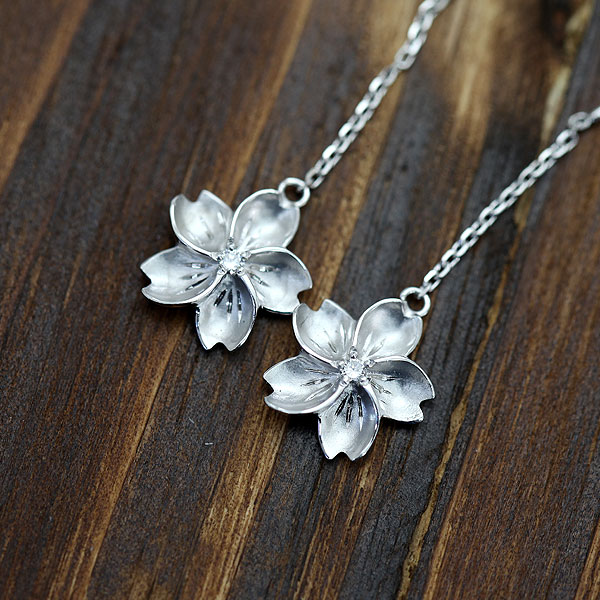 揺れるピアス 桜 PT100 (プラチナ10％) ダイヤモンド 0.02ct アメリカン彫刻入り つや消し ぶら下がり 揺れる アメリカン チェーン上品 プレゼント 記念日 誕生日 クリスマス 宝石 ジュエリー