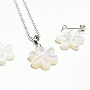６枚花白蝶貝(15mm)　３点セット（ペンダントトップ＆ピアス＆チェーン付き）｜ジュエリーショップ　ルビーノ