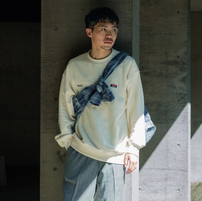 【店内全品貨物輸送無料】 JEANSFACTORY × NANGA ジーンズファクトリー × ナンガ 別注 うしろ側刺しゅうロゴタイプ クルーネックスウェット NW2505-JF メンズ トップス 長袖 2025AW M/L 白いこと/黒いこと