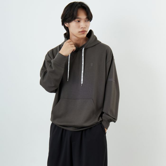 【店内全品貨物輸送無料】 UNIVERSAL OVERALL ユニバーサル大層らしい櫂 別注 ワンポイントロゴタイプ刺しゅう ポンチ絵 スウェットパーカー U2531230IN-JF メンズ トップス 長袖 2025AW M/L 全3色