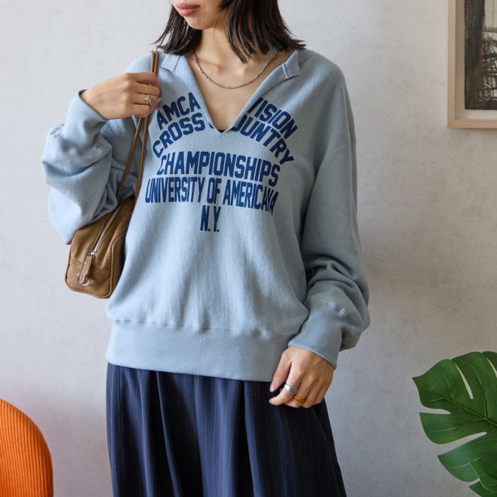 【予約商品】【送料無料】 Americana × JEANS FACTORY アメリカーナ × ジーンズファクトリー 別注 リメイク風キーネック カレッジロゴスウェット ASO-898-1-JF レディース トップス 長袖 2026AW F 全3色|JEANS FACTORY Online Shop