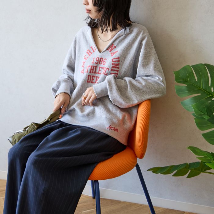 【予約商品】【送料無料】 Americana × JEANS FACTORY アメリカーナ × ジーンズファクトリー 別注 リメイク風キーネック アーチロゴスウェット ASO-898-2-JF レディース トップス 長袖 2026AW F 全3色|JEANS FACTORY Online Shop