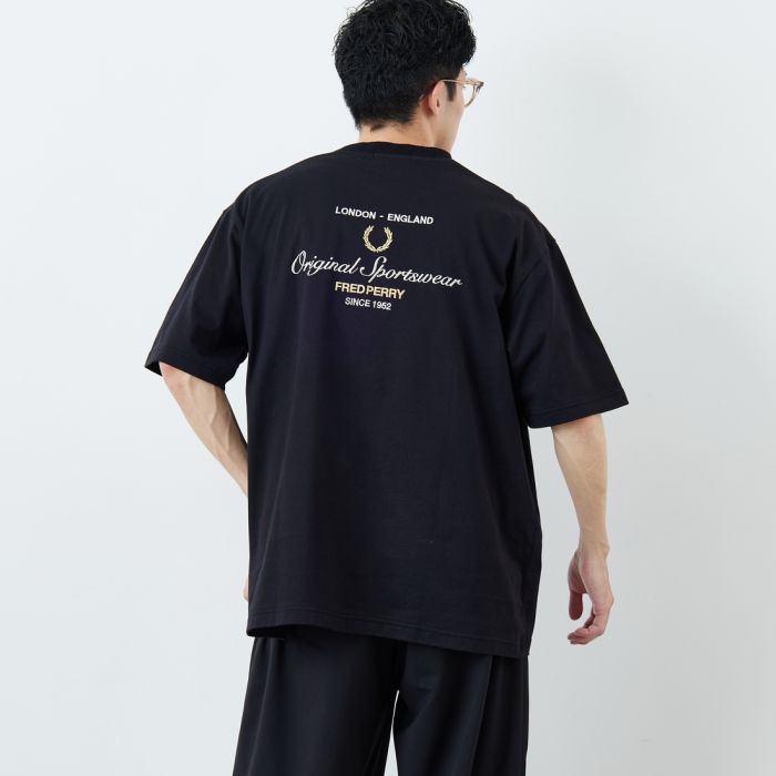 【送料無料】 FRED PERRY フレッドペリー 別注 ORIGINAL SPORTSWEAR バック刺繍ロゴTシャツ FPM-26S-023JF メンズ トップス 半袖 メンズ 2026SS M/L ブラック/ホワイト