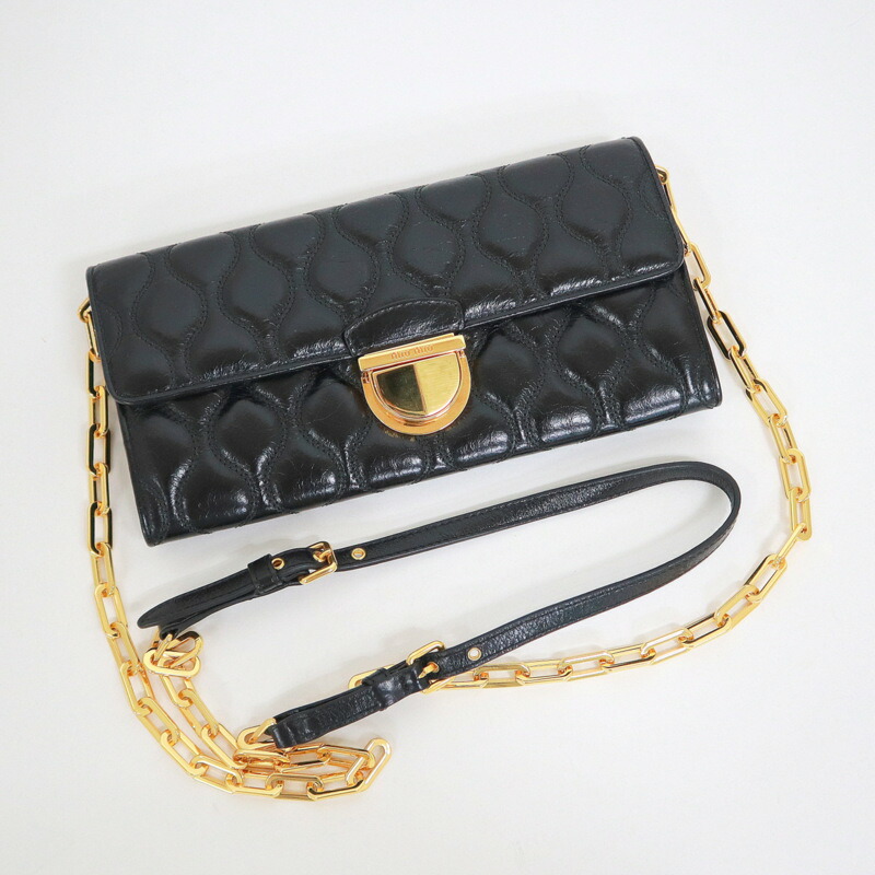 【中古】miumiu ミュウミュウ チェーンウォレット なめし革×チェーン店肩先 黒いこと×ゴールド金具 5M1290