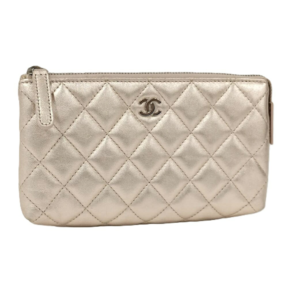 【中古】CHANEL マトラッセ コスメポーチ メタリック ココマーク 子ヒツジ人はだ サクラ色 A69259