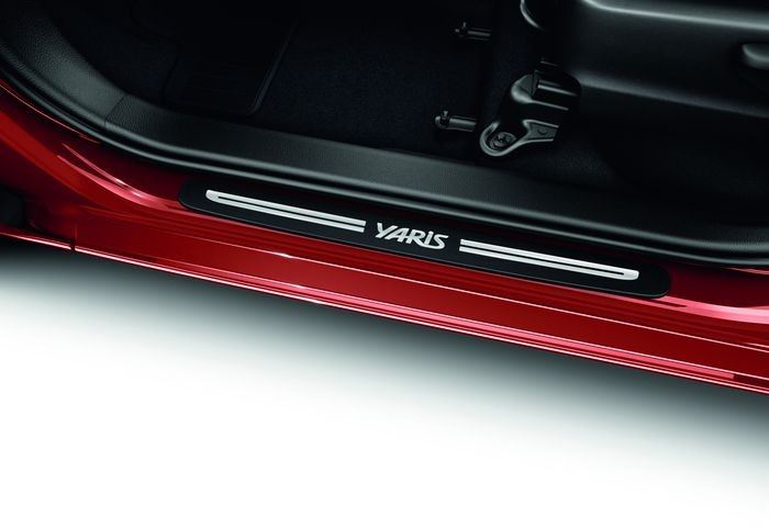 【130系トヨタ ヴィッツ】「YARiS」ロゴ入り スカッフプレート 前席用ドア２枚分セット 海外仕様純正アクセサリー