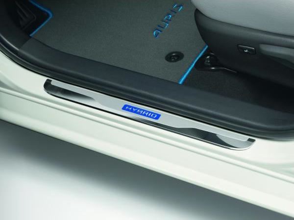 【130系トヨタ ヴィッツハイブリッド】「HYBRID」ロゴ入り スカッフプレート 前席用ドア２枚分セット 海外仕様純正アクセサリー
