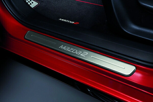 【DJ系マツダ MAZDA2（デミオ）】「MaZDa2」ロゴ入り スカッフプレート 前席用ドア２枚分セット 海外仕様純正アクセサリー