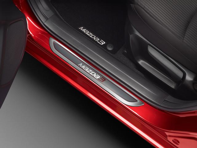 【BM/BY系マツダ アクセラ】「MaZDa3」ロゴ入り ドアシルトリムプレート ドア４枚分セット 海外仕様純正アクセサリー