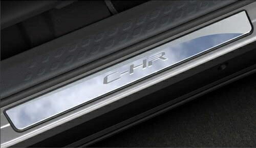 【10系トヨタ C-HR】「C-HR」ロゴ入り ドアシルプロテクター 前席用ドア２枚分セット 海外仕様純正アクセサリー