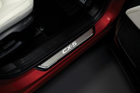 【KF系CX-5】「CX-5」ロゴ入りイルミネーテドドアシルトリム ドア4枚分セット 海外仕様純正アクセサリー|jlkjshop