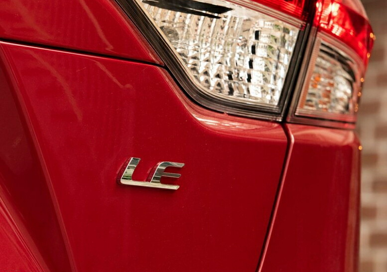 【210系トヨタ カローラセダン】リア右「LE」文字 エンブレム 海外仕様純正部品