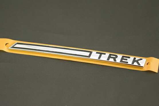 【210系トヨタ カローラ ツーリング】リア左「TREK」文字 エンブレム 海外仕様純正部品
