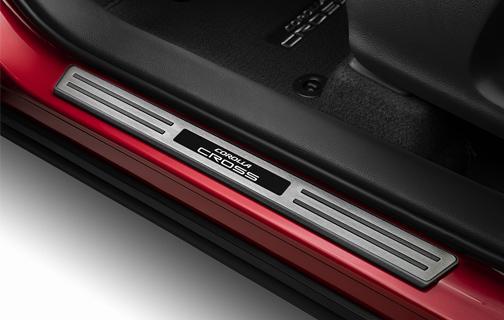 【10系トヨタ カローラクロス】「COROLLA CROSS」ロゴ入り ドアシルプロテクター ドア４枚分セット 海外仕様純正アクセサリー 24,600円