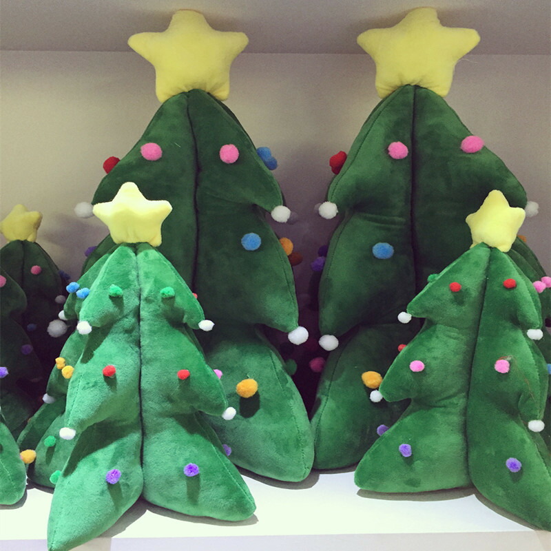 送料無料 80cm ぬいぐるみ クリスマスツリー クリスマス Xmas おもちゃ クリスマス 可愛い かわいい 彼女に ふわふわで癒される ギフト 柔らか 聖誕祭 抱き枕 インテリア 子供 心地いい プレゼント 出産祝い お祝い 贈り物 ラッピング c-wanou-10377-gg