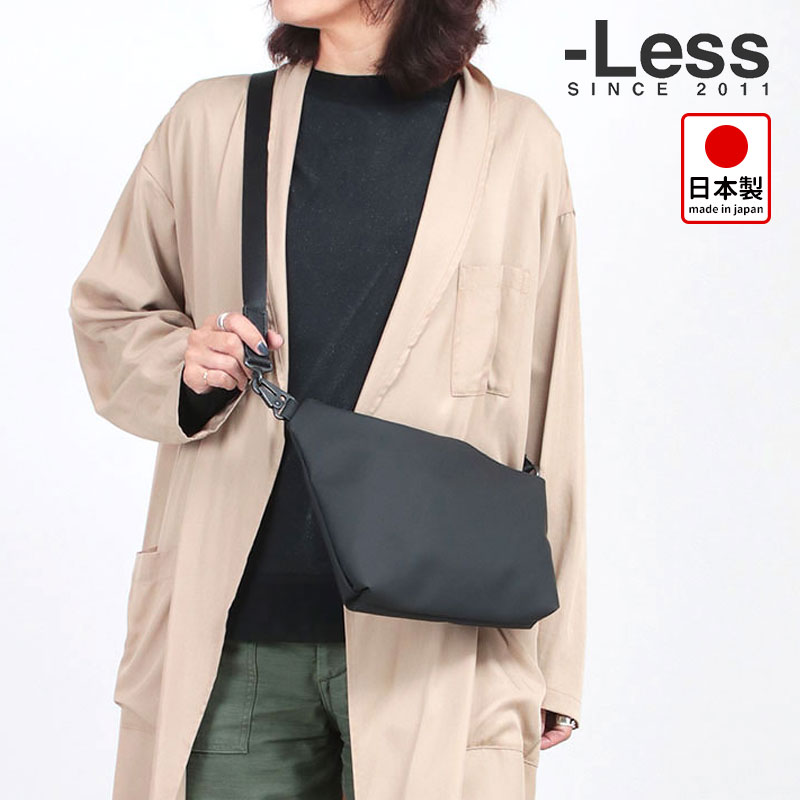 【正規販売店】【安心保証】 LESS レス サコッシュ ショルダーバッグ ポリウレタン ブラック Matte マット PSTB2000 | 高耐久性ウレタン樹脂 軽い 丈夫 旅 メンズ レディース オールシーズン LESS DESIGN レスデザイン 日本製 正規品｜jolisac（ジョリサック）