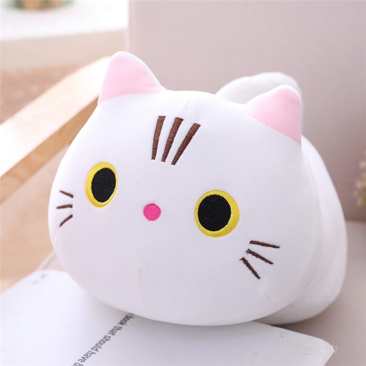 ぬいぐるみ 今めかしい 可愛らしい 猫 室内装飾 抱き枕 添い寝 お正月飾りつけ 猫のぬいぐるみ 座布団 差し上げ物 寝具 差し上げ物 好いたらしい 生まれ落ちる日 ふわふわもこもこ 文字記号 白いこと 35糎 ブ