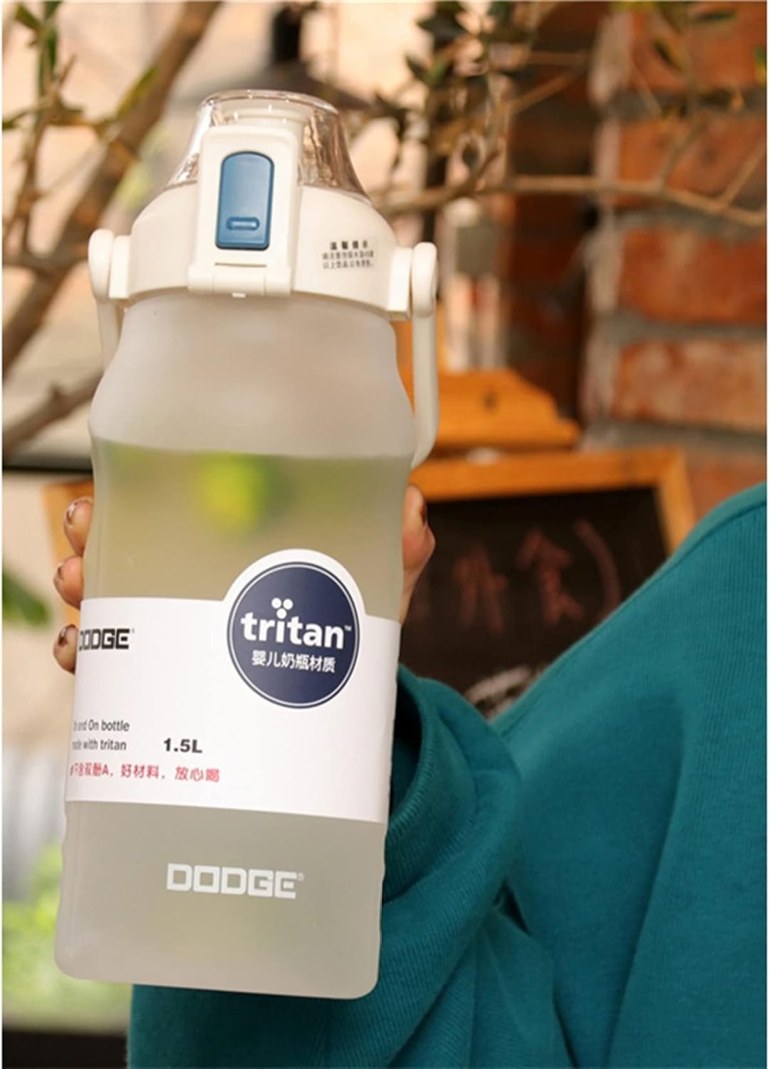 吸い筒2L 1.5L せつ然たる瓶 tritan BPA無償性 手提げ お水瓶 ワンタッチ 直飲み 麦わら 運動競技 運動すること用 澄み切った 銀輪用 駈けっくら サイクリング 小股走り 蓋付き添い人 タ