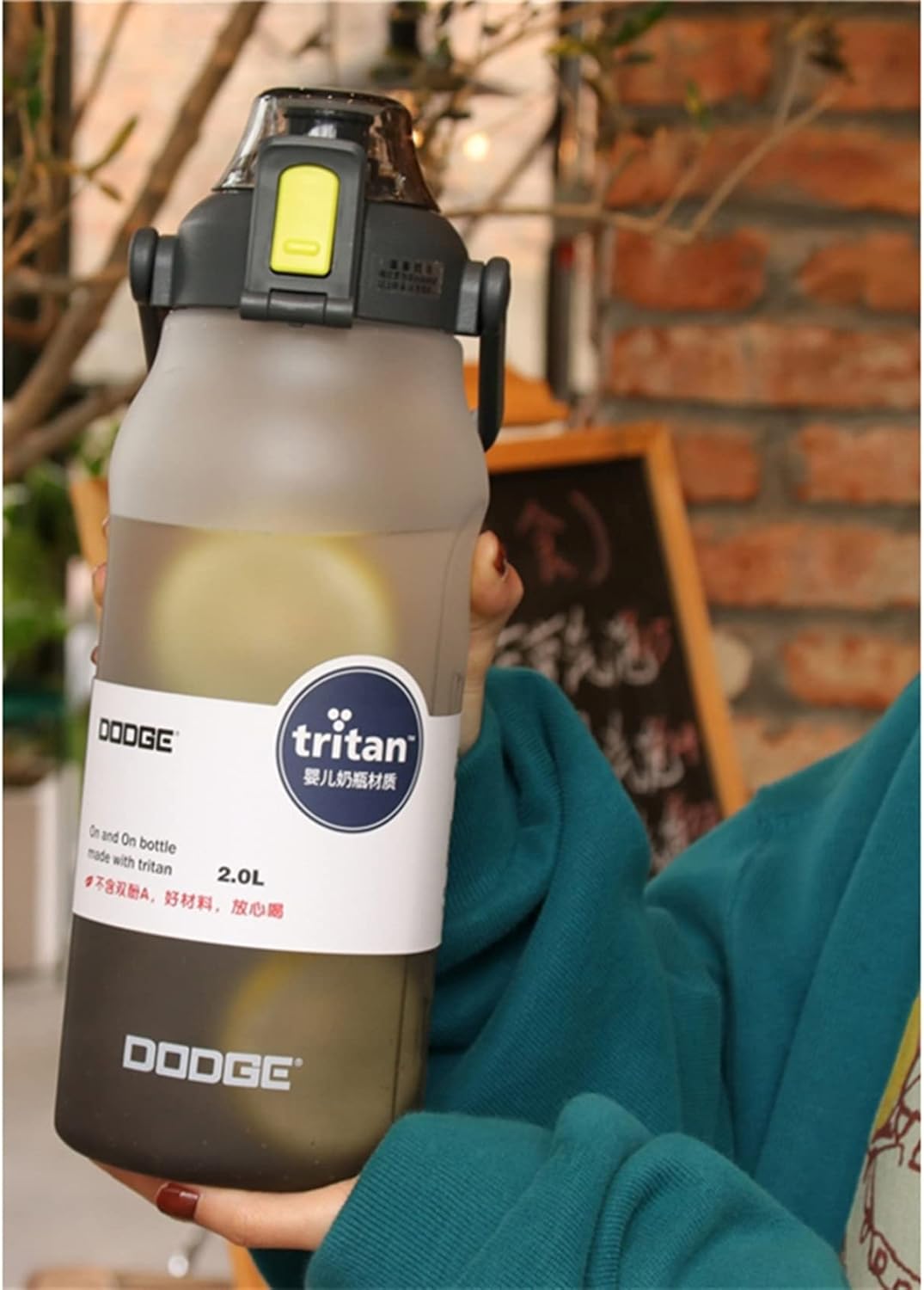 吸い筒2L 1.5L せつ然たる瓶 tritan BPA無償性 手提げ お水瓶 ワンタッチ 直飲み 麦わら 運動競技 運動すること用 澄み切った 銀輪用 駈けっくら サイクリング 小股走り 蓋付き添い人 タ