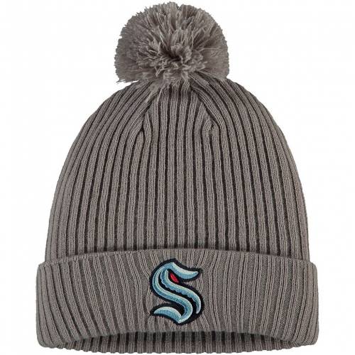 ファナティクス シアトル グレイ ニット Gray Fanatics メンズキャップ グレー Hat ロゴ Seattle Branded Kraken Fanatics 灰色 Primary Logo Cuffed Knit Hat With Pom Krk Grey バッグ キャップ 帽子 メンズキャップ 帽子 スニケスファッションブランド