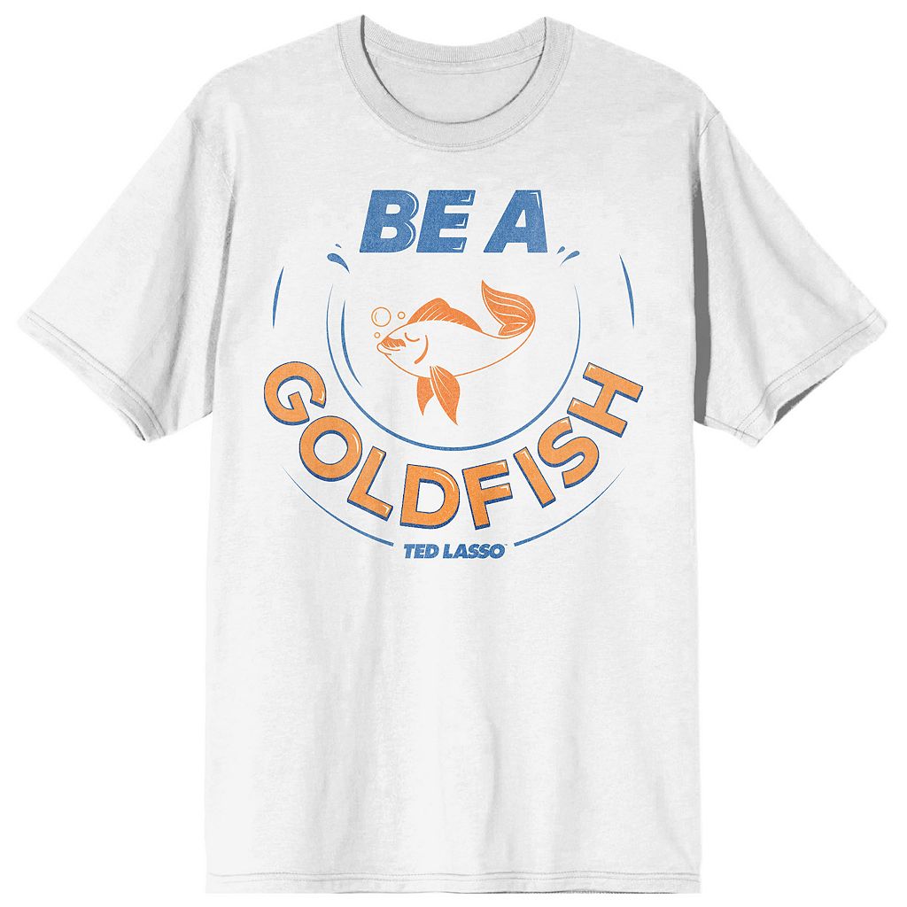 キャラクター Tシャツ 白色 ホワイト 【 LICENSED CHARACTER TED LASSO BE A GOLDFISH TEE / WHITE 】 メンズファッション トップス カットソー