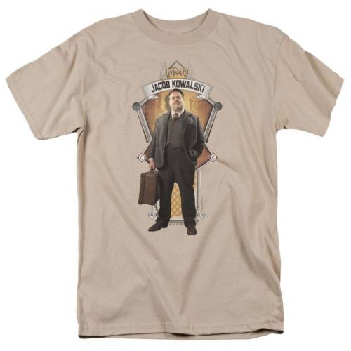 キャラクター スリーブ Tシャツ 砂色 サンド 半袖 【 LICENSED CHARACTER FANTASTIC BEASTS JACOB KOWALSKI SHORT SLEEVE ADULT T-SHIRT / SAND 】 メンズファッション トップス カットソー|スニケス