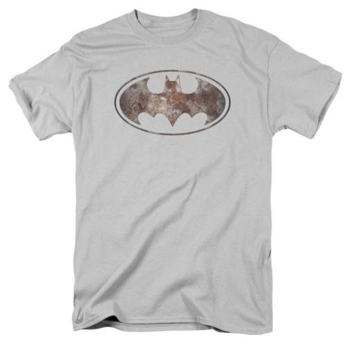 キャラクター ロゴ スリーブ Tシャツ 銀色 シルバー 半袖 【 LICENSED CHARACTER BATMAN HEAVY RUST LOGO SHORT SLEEVE ADULT T-SHIRT / SILVER 】 メンズファッション トップス カットソー|スニケス