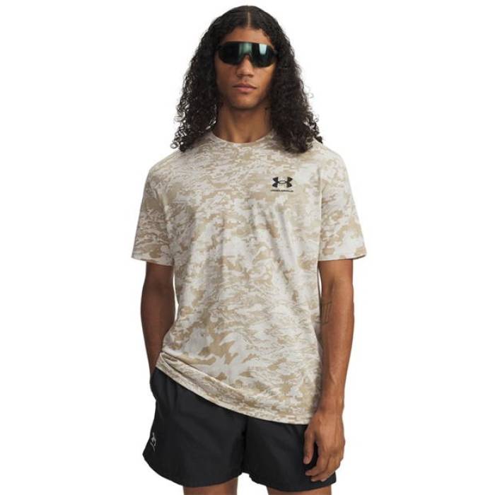 アンダーアーマー Under Armour 【 Camo Short-Sleeve Regular Fit T-Shirt Men Stone 】 カモ柄 Tシャツ メンズ｜スニケス