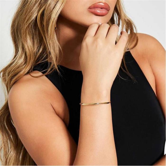 I Saw It First 【 Thin Twist Detail Cuff Bracelet Women Gold 】 ブレスレット レディース ゴールド
