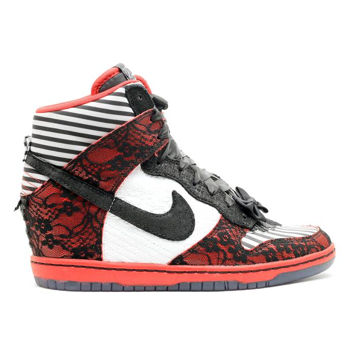 ナイキ Nike 【 Wmns Dunk Sky Hi Db 'Doernbecher' Women Black/Black-Gym Red-White 】 ダンク スカイ レディース 黒色 ブラック｜スニケス 271,170円