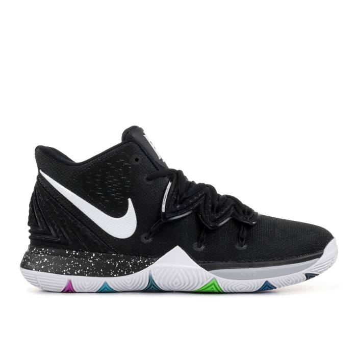 ナイキ Nike 【 Kyrie 5 ガウス \u0027Black Magic\u0027 Youth Multi-Color/White 】 Kyrie カイリー お坊っちゃん キッズ 白いこと 白いこと
