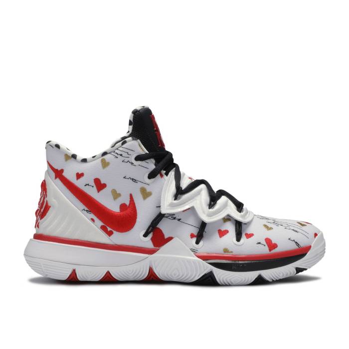 ナイキ Nike 【 Sneakerroom X Kyrie 5 ガウス \u0027I Love You Mom\u0027 Youth White/University Red 】 Kyrie カイリー 御坊っちゃん キッズ 白いこと 白いこと Red 赤・赤いこと