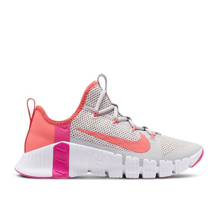 ナイキ Nike 【 Wmns Free Metcon 3 \u0027Vast Grey Fire Pink\u0027 Women Vast Grey/White/Fire Pink/Magic Ember 】 無償性 薄墨色 薄墨色 たき火 レディース 薄墨色 薄墨色 白いこと 白いこと たき火 pink サクラ色 神通力