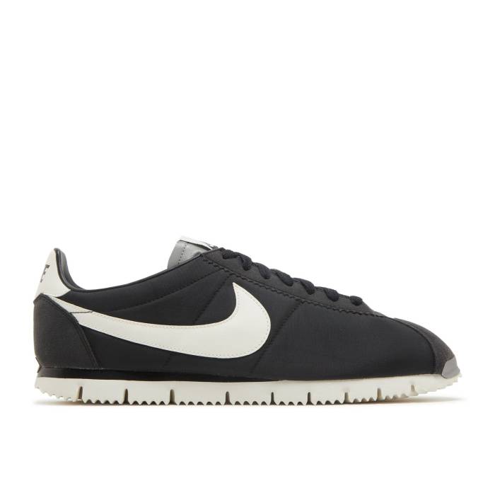 ナイキ Nike 【 Cortez Nm Qs \u0027Black\u0027 Men Black/Sail/Metallic Silver/Black 】 コルテッツ メンズ 黒いこと 黒いこと Silver しろがね色・しろがね色