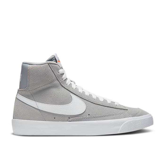 ナイキ Nike 【 Blazer Mid '77 Gs 'Wolf Grey' Youth Wolf Grey/Black/Total Orange/White 】 ブレイザー ミッド ジュニア キッズ 灰色 グレー 黒色 ブラック orange 橙・オレンジ 白色 ホワイト｜スニケス