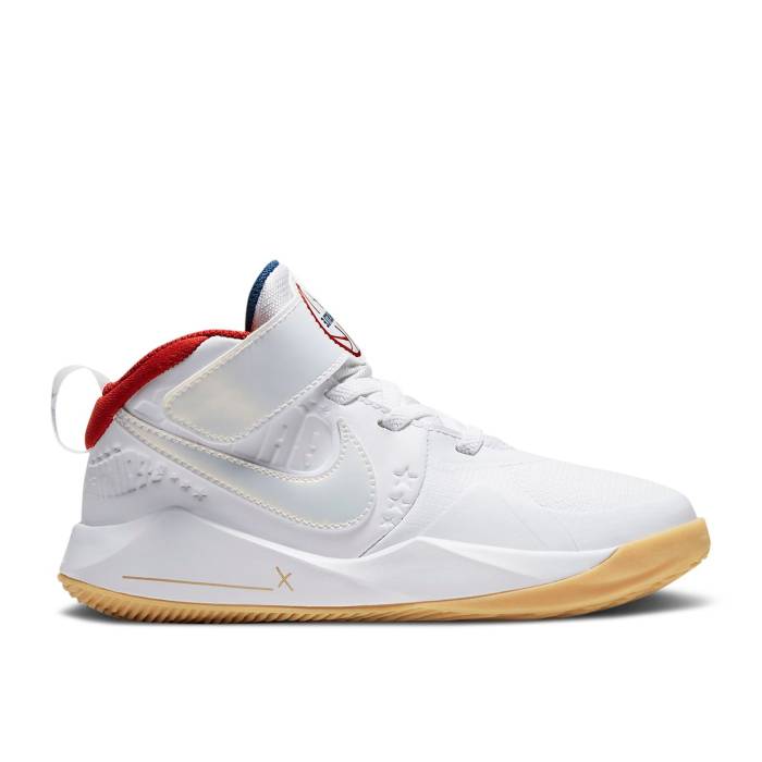 ナイキ Nike 【 Team Hustle D9 Ps 'White Metallic Gold' Youth White/Mystic Red/Coastal Blue/Metallic Gold 】 Team チーム ジュニア キッズ 白色 ホワイト Red 赤・レッド 青色 ブルー ゴールド｜スニケス