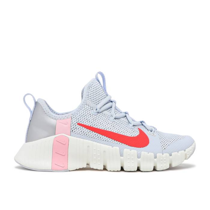 ナイキ Nike 【 Wmns Free Metcon 3 \u0027Football Grey Bright Crimson\u0027 Women Football Grey/Summit White/Arctic Punch/Bright Crimson 】 無償性 薄墨色 薄墨色 レディース 蹴球 薄墨色 薄墨色 白いこと 白いこと クリムゾン
