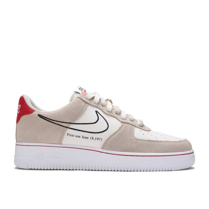 ナイキ Nike 【 Air Force 1 '07 Lv8 'First Use' Men Light Stone/Black/Sail/University Red 】 メンズ 黒色 ブラック Red 赤・レッド 60,335円