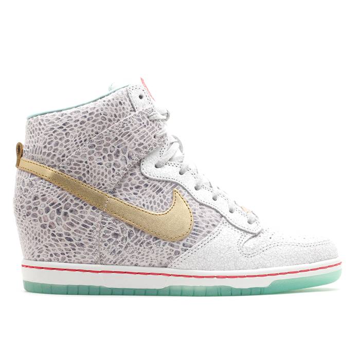 ナイキ Nike 【 Wmns Dunk Sky Hi Qs \u0027Year Of The Horse\u0027 Women Lght Bn/Mtllc Gld-Arctc Grn-Ch 】 ダンク 天の原 レディース