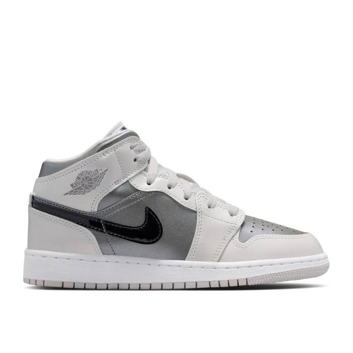 ナイキ　エアジョーダン Air Jordan 【 Jordan 1 Mid Gs 'Inspired By The Greatest' Youth Photon Dust/Flat Pewter/Black/Blue Chill 】 ミッド ジュニア キッズ 黒色 ブラック 青色 ブルー｜スニケス