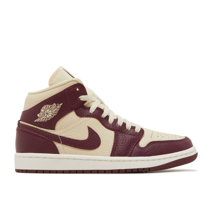 ナイキ エアジョーダン Air Jordan 【 Wmns Jordan 1 Mid Se \u0027Split - Beach Cherrywood\u0027 Women Beach/Sail/Cherrywood Red 】 ミッド レディース Red 赤・赤いこと