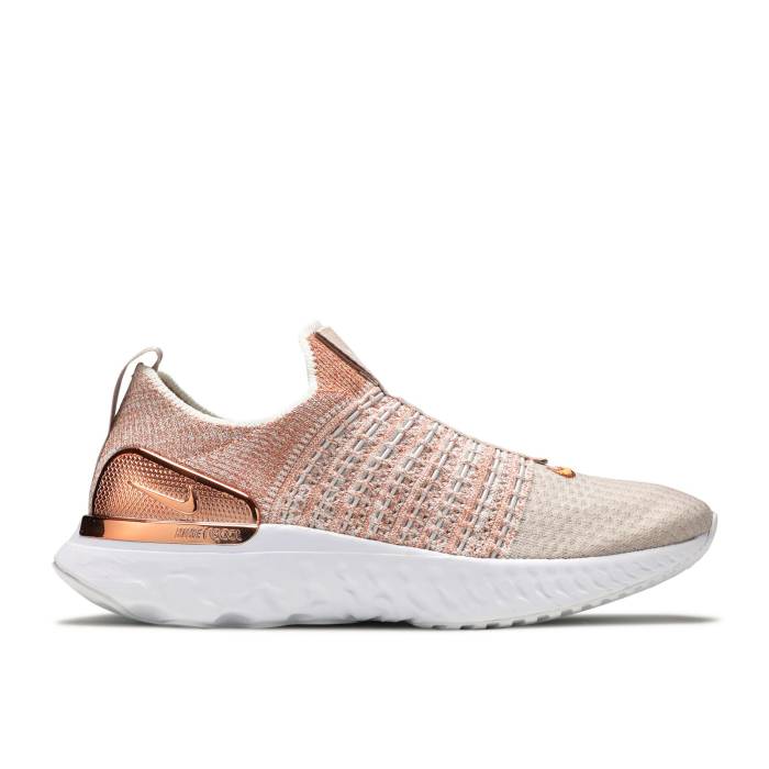 ナイキ Nike 【 Wmns React Phantom Run Flyknit 2 Premium \u0027Fossil Stone Metallic Red Bronze\u0027 Women Fossil Stone/White/Metallic Red Bronze 】 リアクト 幽客 飛球編み物 Premium 割り増し金 Red 赤・赤いこと レディース 白いこと ホ