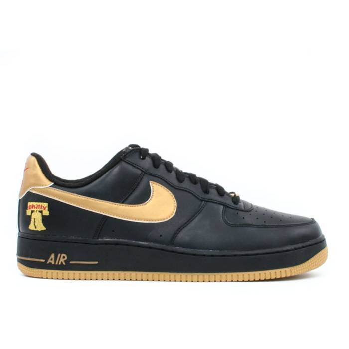 ナイキ Nike 【 Air Force 1 Premium Men Black/Metallic Gold-Varsity Red (Philly) 】 Premium 割り増し金 メンズ 黒いこと 黒いこと Red 赤・赤いこと