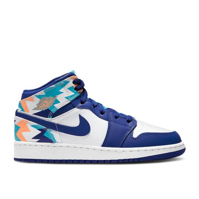 ナイキ　エアジョーダン Air Jordan 【 Jordan 1 Mid Gs 'Geometric Pint' Youth White/White/Concord/Chlorine Blue 】 ミッド ジュニア キッズ 白色 ホワイト コンコルド・コンコード 青色 ブルー｜スニケス 60,720円